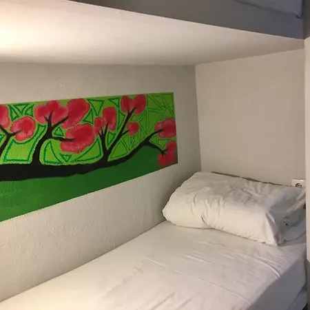 호스텔 Golden Tram 242 & *