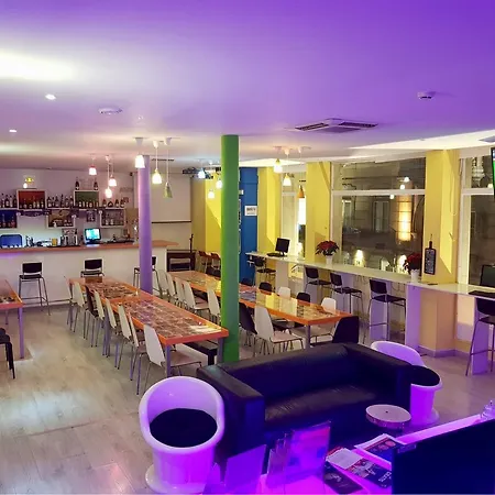 호스텔 Golden Tram 242 &