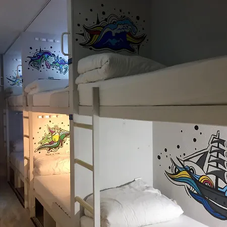 호스텔 Golden Tram 242 & *