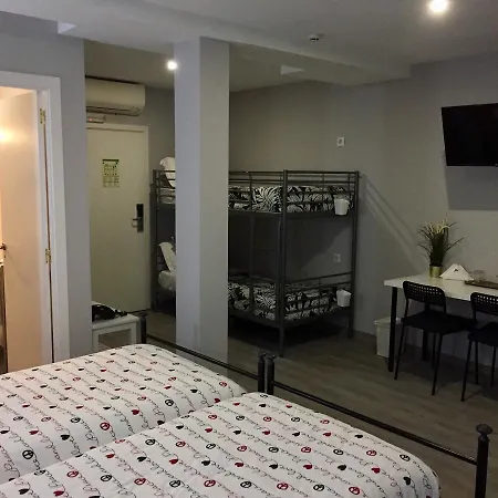 호스텔 Golden Tram 242 & *