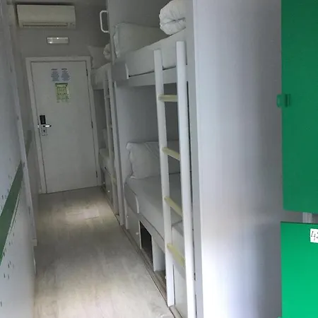 Golden Tram 242 & 호스텔 *