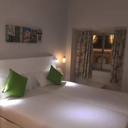 Golden Tram 242 & ホステル *