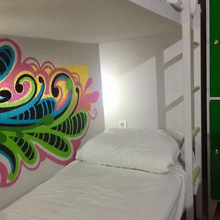 Golden Tram 242 & ホステル *