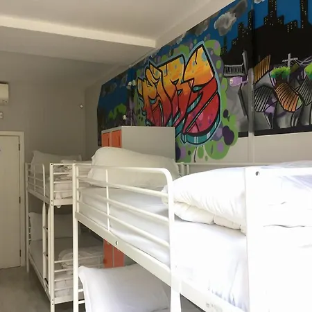 Golden Tram 242 & ホステル リスボン