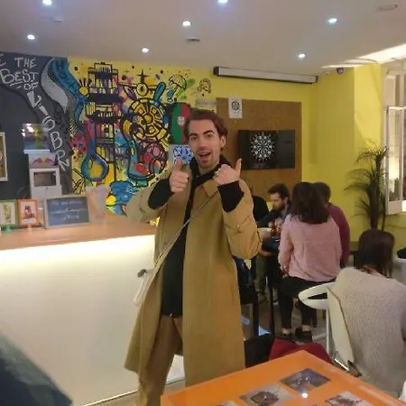 Golden Tram 242 & ホステル *