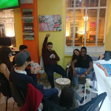 Golden Tram 242 & ホステル *