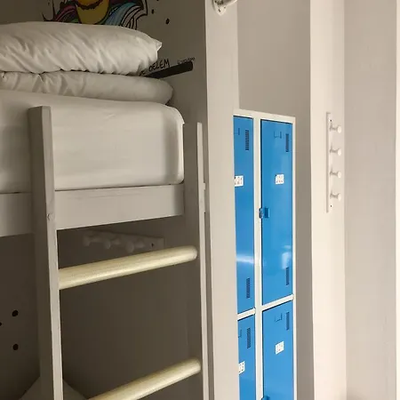 ホステル Golden Tram 242 &