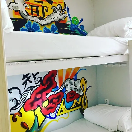 Hostal Golden Tram 242 & *