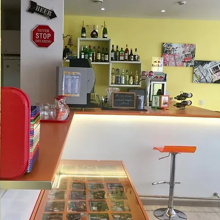 Golden Tram 242 & ホステル