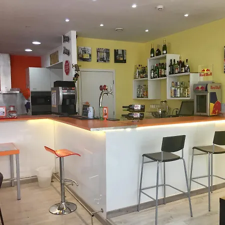 Golden Tram 242 & ホステル *