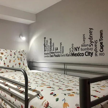 Golden Tram 242 & ホステル *