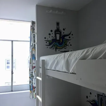 Golden Tram 242 & ホステル *