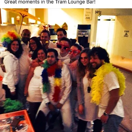 Golden Tram 242 & ホステル *