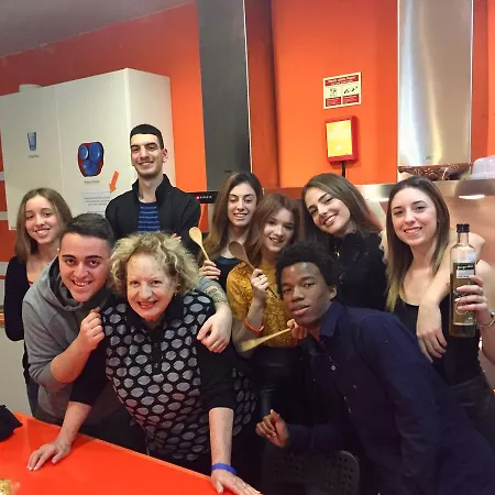 ホステル Golden Tram 242 & *